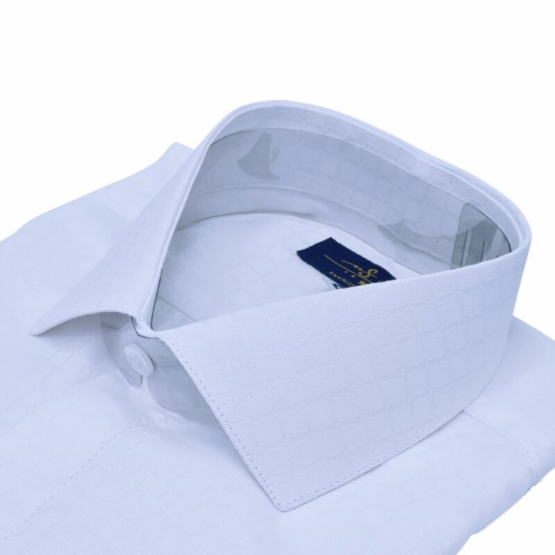 Close do colarinho italiano rígido da camisa branca xadrez da Ms Stilos, mostrando estrutura que reforça presença elegante.