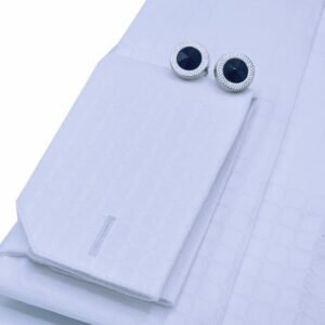 Close do punho duplo da camisa italiana branca xadrez da Ms Stilos com abotoaduras, evidenciando acabamento refinado e textura do tecido.