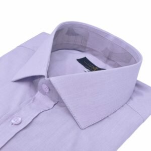 Close em diagonal da gola italiana rígida da camisa social lisa lilás da Ms Stilos, evidenciando estrutura alongada do colarinho e trama do tecido.