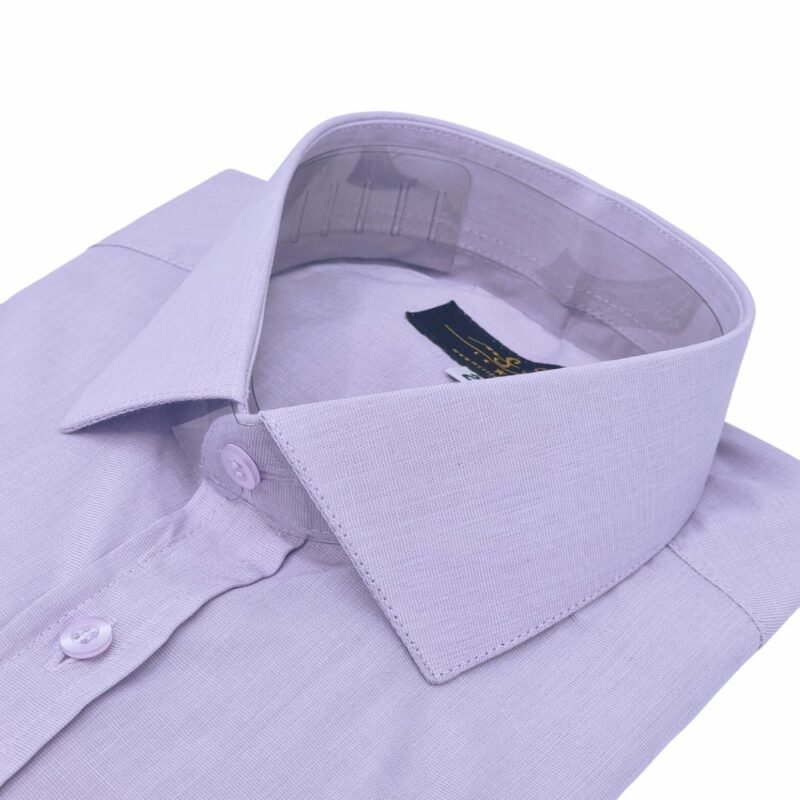 Close em diagonal da gola italiana rígida da camisa social lisa lilás da Ms Stilos, evidenciando estrutura alongada do colarinho e trama do tecido.