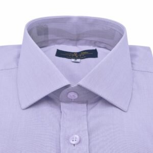 Close da gola italiana da camisa social lisa lilás da Ms Stilos, mostrando colarinho aberto, etiqueta interna e primeiros botões alinhados.