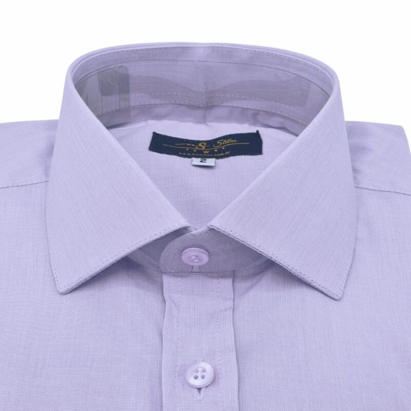 Close da gola italiana da camisa social lisa lilás da Ms Stilos, mostrando colarinho aberto, etiqueta interna e primeiros botões alinhados.