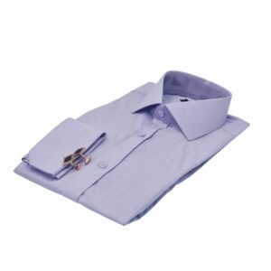 Camisa social lisa lilás da Ms Stilos dobrada em posição diagonal, com gola italiana e punho duplo com abotoaduras douradas visíveis sobre a peça.