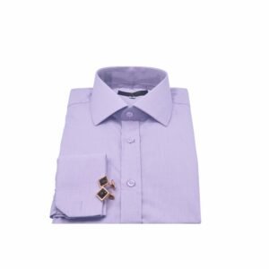 Camisa social lisa lilás da Ms Stilos dobrada, vista de frente, com gola italiana estruturada e punho duplo com abotoaduras quadradas douradas apoiadas sobre a peça.