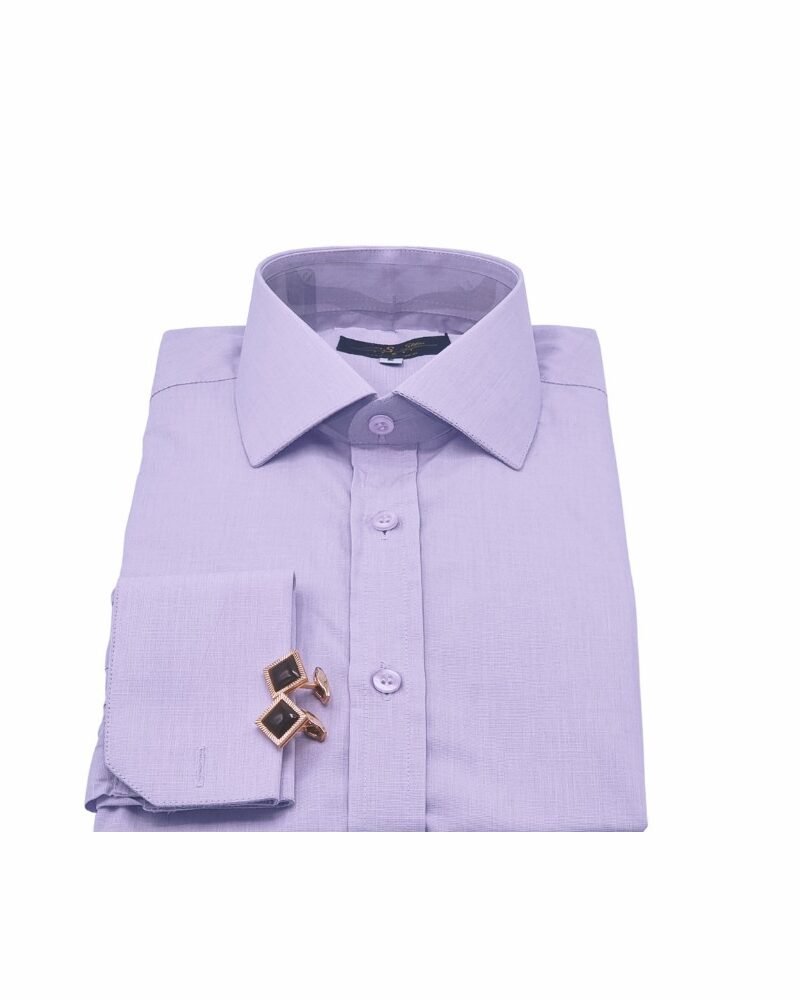 Camisa social lisa lilás da Ms Stilos dobrada, vista de frente, com gola italiana estruturada e punho duplo com abotoaduras quadradas douradas apoiadas sobre a peça.