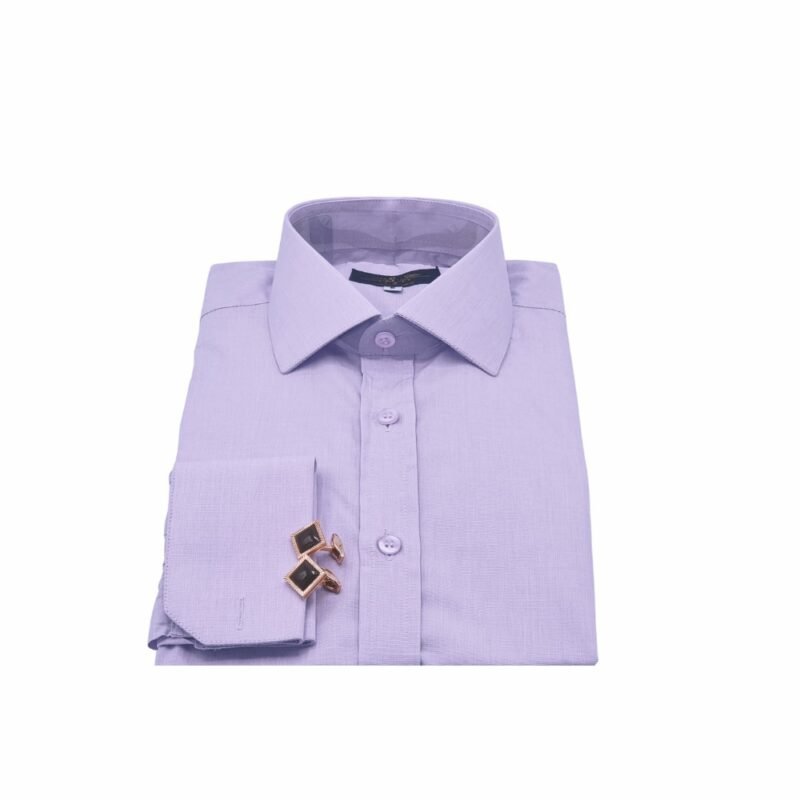 Camisa social lisa lilás da Ms Stilos dobrada, vista de frente, com gola italiana estruturada e punho duplo com abotoaduras quadradas douradas apoiadas sobre a peça.