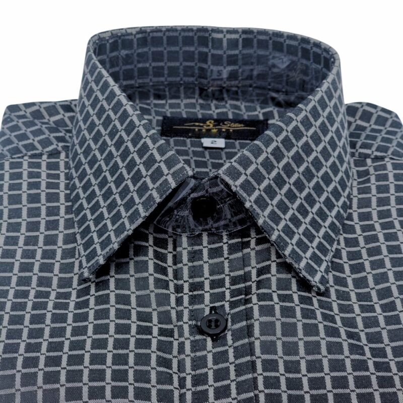 Close da gola francesa rígida da camisa social preta xadrez da Ms Stilos, mostrando colarinho estruturado, botões frontais e a padronagem em destaque.