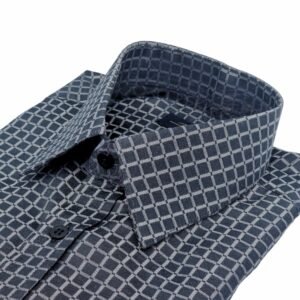 Camisa social preta xadrez da Ms Stilos dobrada em posição diagonal, com foco no colarinho francês estruturado e no padrão geométrico do tecido.