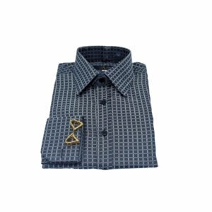 Camisa social preta xadrez da Ms Stilos dobrada, vista de frente, com colarinho francês estruturado e punho duplo com abotoaduras douradas em destaque.