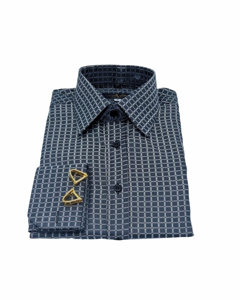 Camisa social preta xadrez da Ms Stilos dobrada, vista de frente, com colarinho francês estruturado e punho duplo com abotoaduras douradas em destaque.