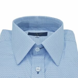 Close frontal da camisa azul clarinho maquinetada da Ms Stilos, com foco no colarinho estruturado, nos botões frontais e na textura maquinetada fina do tecido.