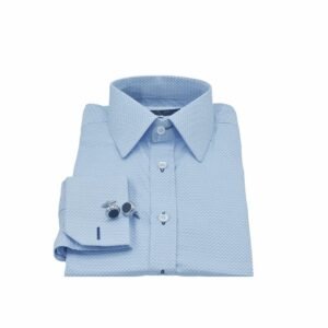 Camisa social azul clarinho maquinetada da Ms Stilos dobrada, vista de frente, com gola estruturada e punho duplo com abotoaduras redondas em destaque.