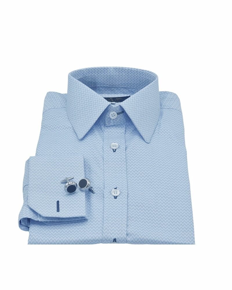 Camisa social azul clarinho maquinetada da Ms Stilos dobrada, vista de frente, com gola estruturada e punho duplo com abotoaduras redondas em destaque.