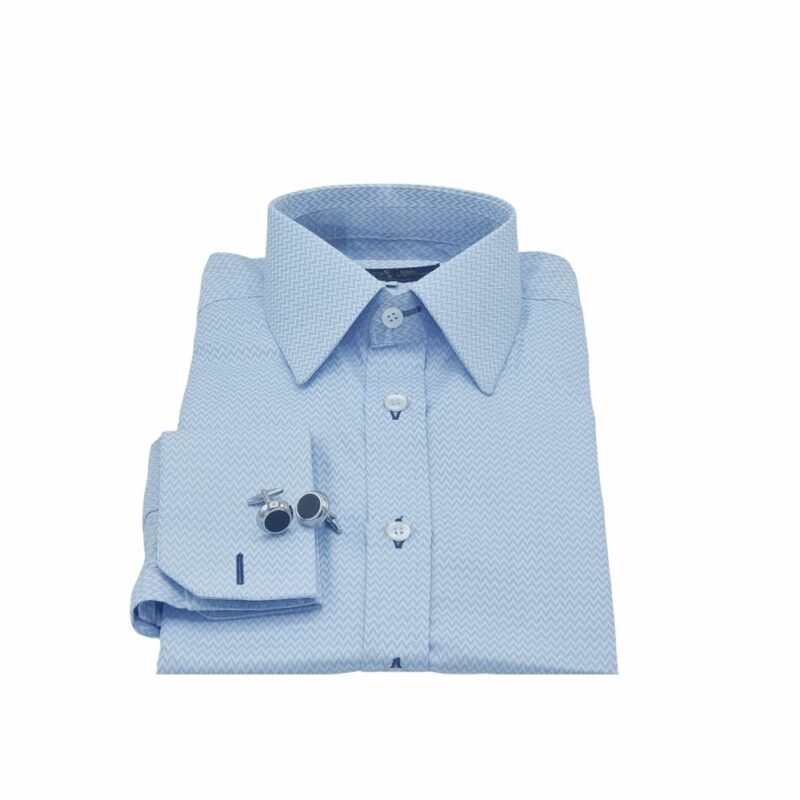 Camisa social azul clarinho maquinetada da Ms Stilos dobrada, vista de frente, com gola estruturada e punho duplo com abotoaduras redondas em destaque.