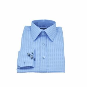 Camisa azul xadrez com punho duplo e modelagem semi slim, transmitindo equilíbrio entre tradição e estilo.