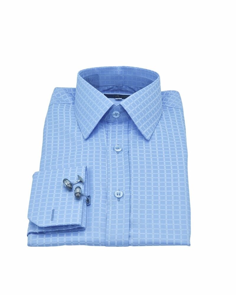 Camisa azul xadrez com punho duplo e modelagem semi slim, transmitindo equilíbrio entre tradição e estilo.