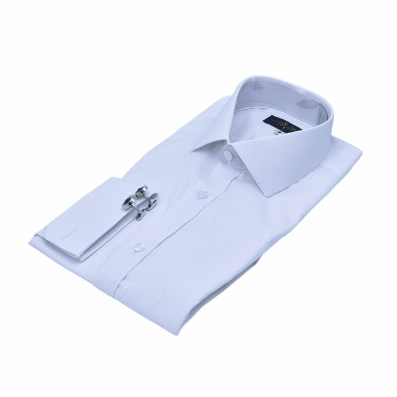 Camisa italiana maquinetada branca 100% algodão dobrada em diagonal com punho duplo e abotoaduras em destaque.