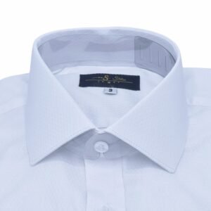 Detalhe da gola italiana rígida da camisa maquinetada branca 100% algodão em primeiro plano.