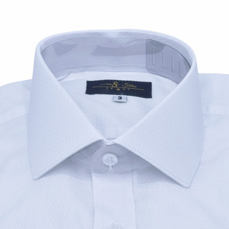 Detalhe da gola italiana rígida da camisa maquinetada branca 100% algodão em primeiro plano.