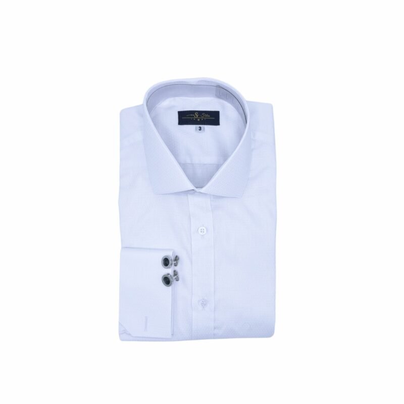 Camisa italiana maquinetada branca 100% algodão dobrada em vista frontal inteira sobre fundo branco.