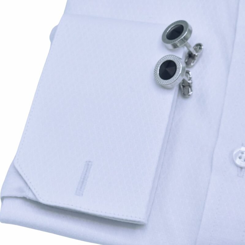 Close do punho duplo da camisa italiana maquinetada branca 100% algodão com abotoaduras metálicas em destaque.