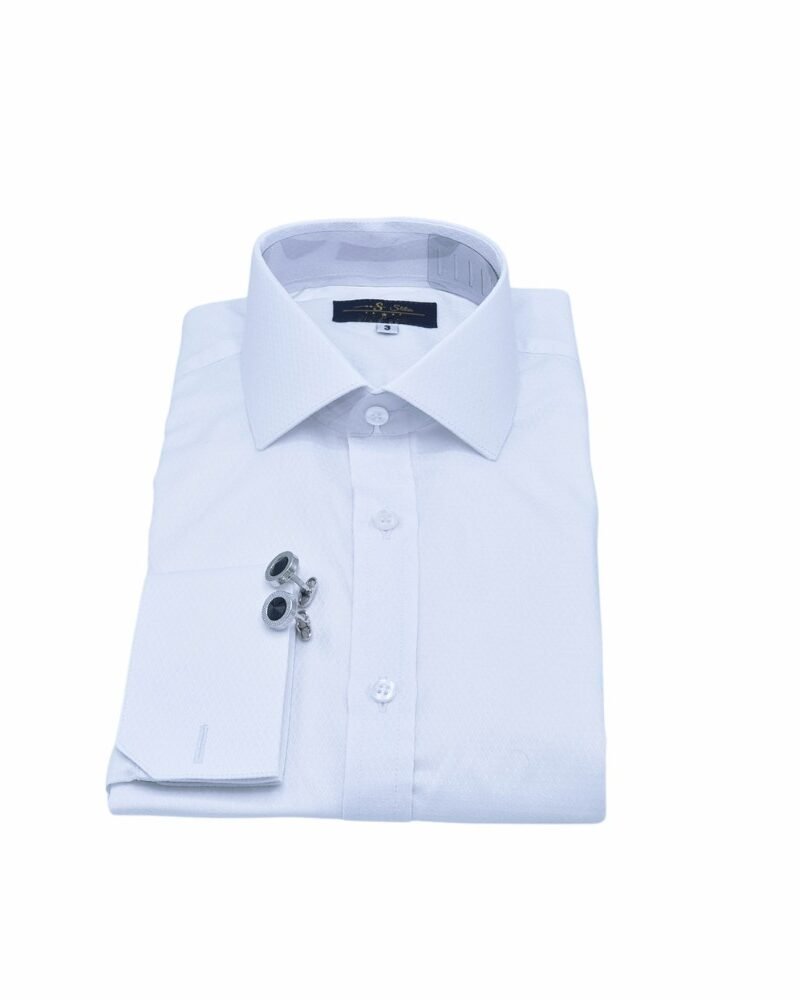 Camisa italiana maquinetada branca 100% algodão dobrada em vista frontal, com punho duplo e abotoaduras sobre fundo neutro.