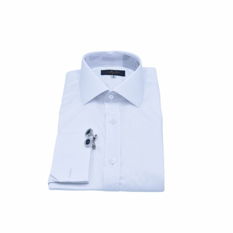 Camisa italiana maquinetada branca 100% algodão dobrada em vista frontal, com punho duplo e abotoaduras sobre fundo neutro.