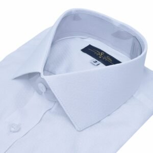 Close da gola italiana rígida da camisa maquinetada branca 100% algodão, destacando a textura do tecido.