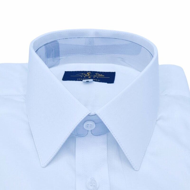 Close do colarinho francês da camisa branca em algodão egípcio com elastano, evidenciando o acabamento sofisticado.