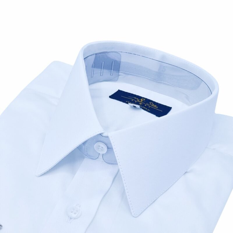 Close do colarinho estruturado da camisa branca em algodão egípcio com elastano, modelagem semi slim