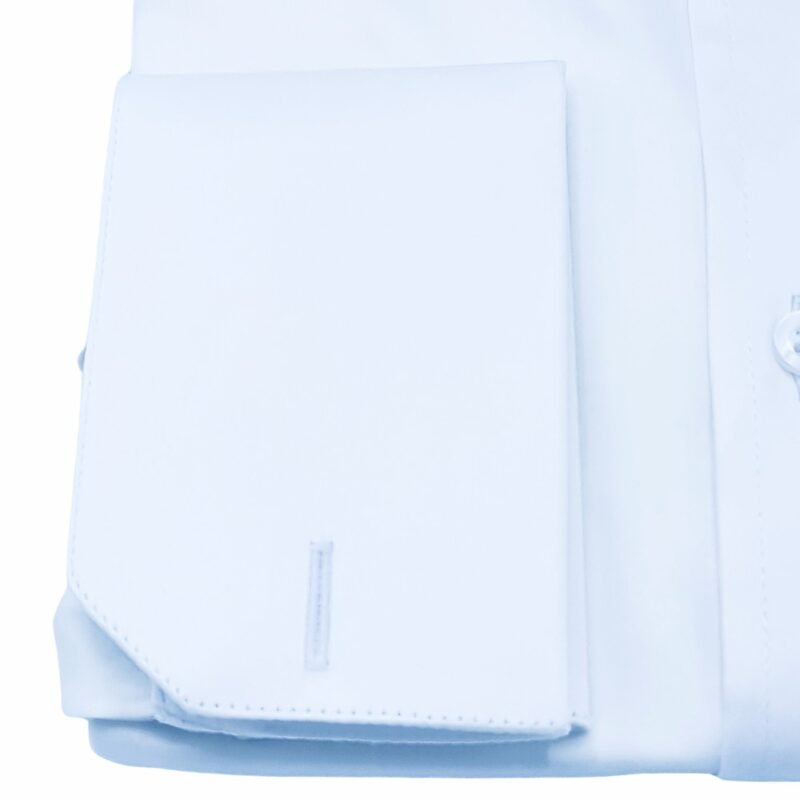 Camisa branca francesa em algodão egípcio com elastano semi slim dobrada em diagonal, destacando punho duplo.