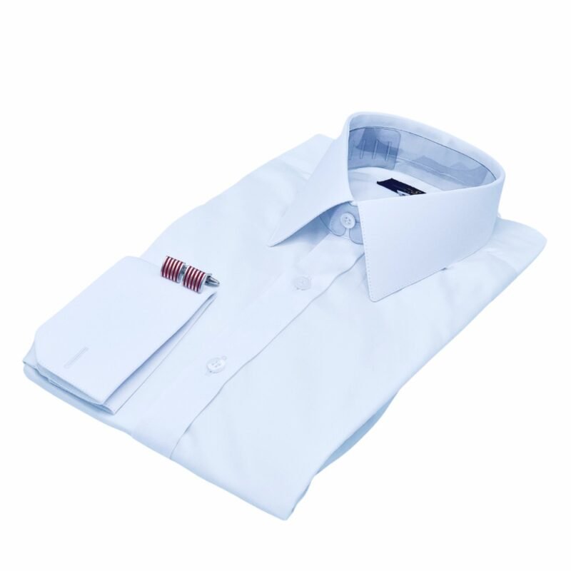 Close do punho duplo da camisa branca em algodão egípcio com elastano, com abotoaduras metálicas em destaque.