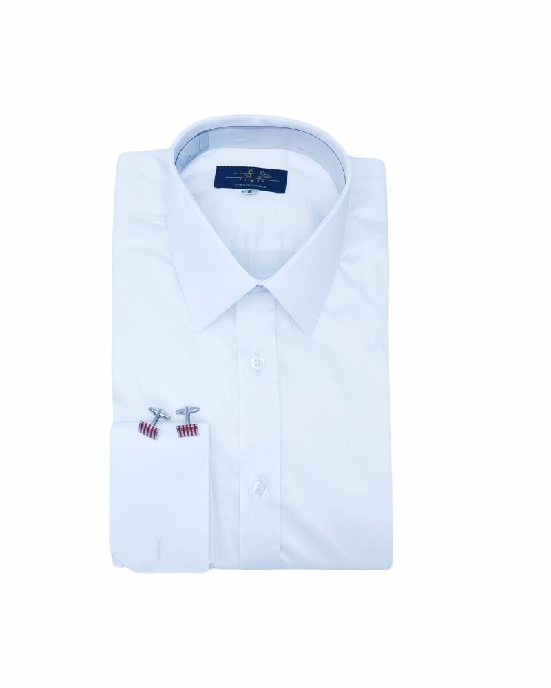 Camisa branca francesa em algodão egípcio com elastano semi slim dobrada, vista frontal, com punho duplo e abotoaduras metálicas.