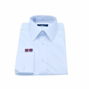 Camisa branca francesa em algodão egípcio com elastano semi slim dobrada, vista completa, com punho duplo e abotoaduras em destaque.