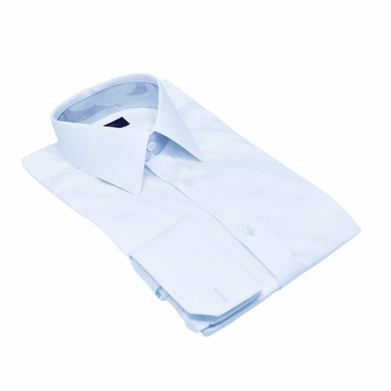 Camisa branca francesa em algodão egípcio com elastano semi slim vista em diagonal, mostrando corpo e punho duplo.