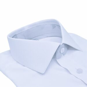 Detalhe do colarinho estruturado da camisa italiana branca com micro estampa em tecido passa fácil, modelagem semi slim.