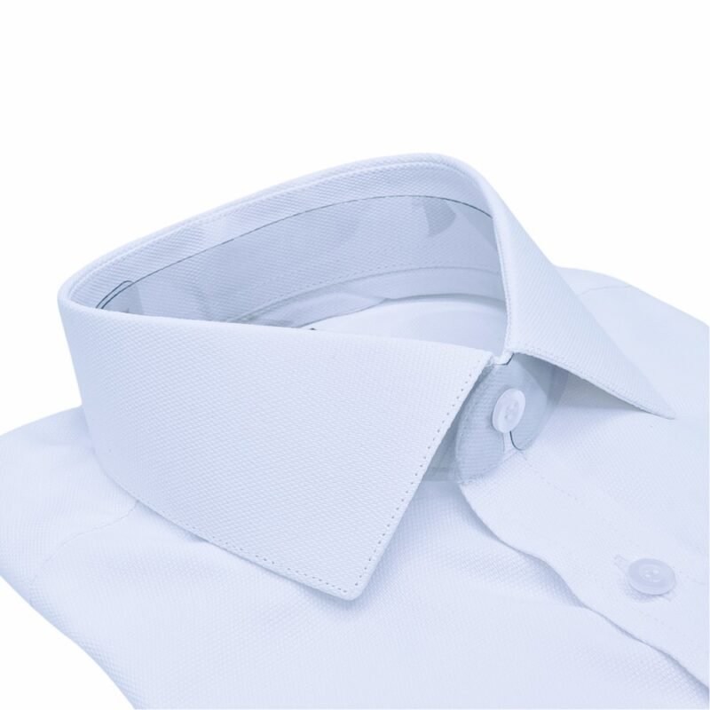Detalhe do colarinho estruturado da camisa italiana branca com micro estampa em tecido passa fácil, modelagem semi slim.
