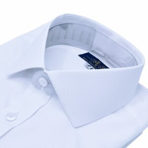 Close no colarinho estruturado e na etiqueta interna da camisa italiana branca com micro estampa, modelagem semi slim.