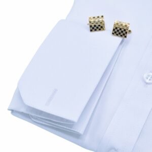 Camisa italiana branca com micro estampa semi slim dobrada, vista completa, com punho duplo e par de abotoaduras douradas sobre fundo branco.