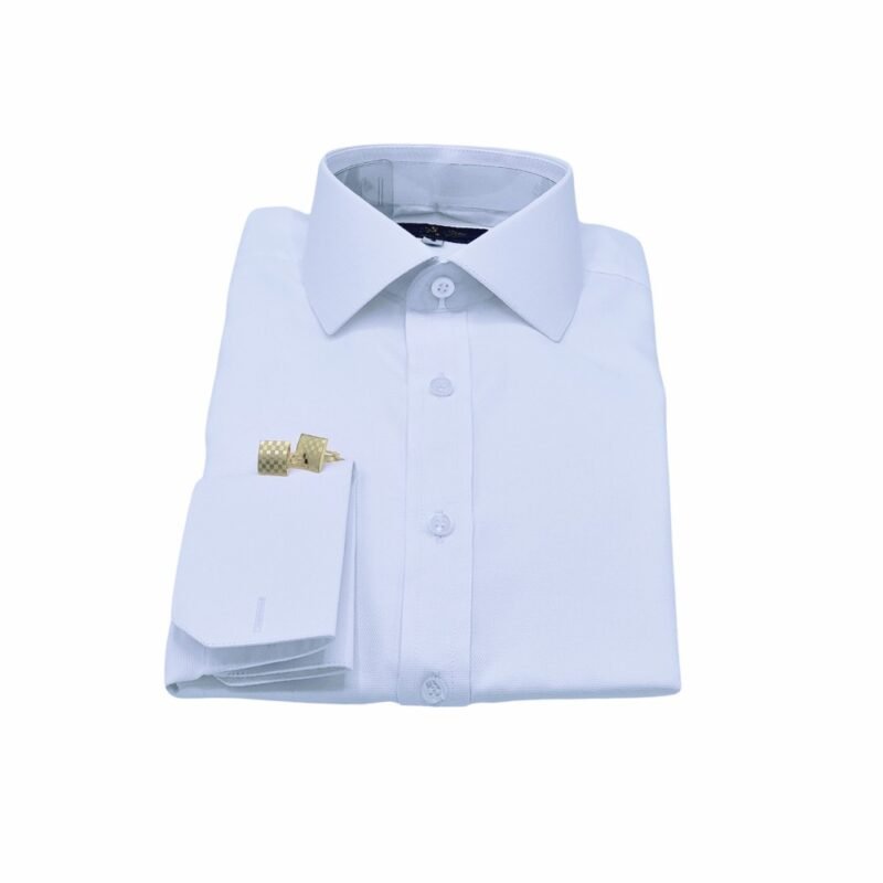 Close do punho duplo da camisa italiana branca com micro estampa, exibindo as abotoaduras douradas.
