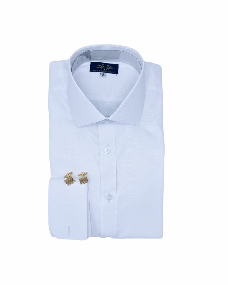 Camisa italiana branca com micro estampa semi slim dobrada, vista frontal, com punho duplo e abotoaduras douradas.
