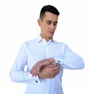 Detalhe frontal da camisa branca lisa francesa no corpo, em tecido passa fácil, com caimento elegante e acabamento discreto.