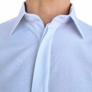 Detalhe do tecido da camisa branca lisa francesa em tecnologia passa fácil, com gramatura que reduz transparência e mantém o conforto.