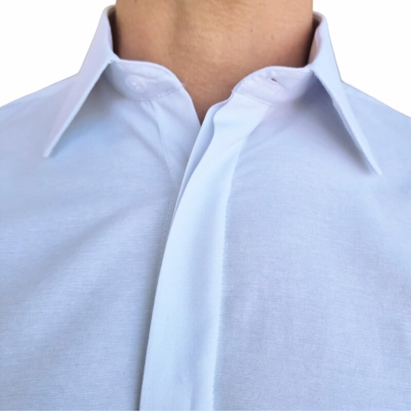 Detalhe do tecido da camisa branca lisa francesa em tecnologia passa fácil, com gramatura que reduz transparência e mantém o conforto.