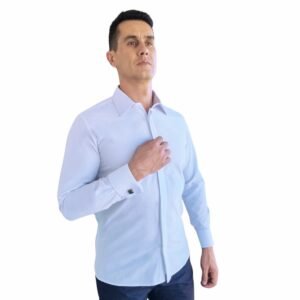 Modelo veste camisa branca lisa francesa com punho duplo, em enquadramento 3/4, destacando caimento semi slim e presença elegante.