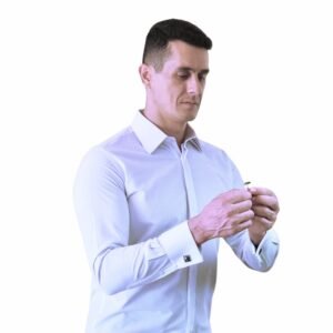 Visão geral da camisa branca lisa francesa em tecido passa fácil no corpo, com punho duplo e caimento impecável para ocasiões formais.