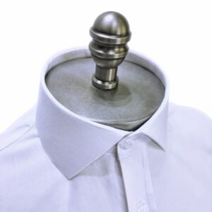 Camisa branca lisa italiana semi slim exibida em manequim com foco no colarinho estruturado.
