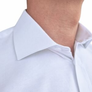Close frontal do colarinho da camisa branca lisa italiana semi slim em tecido passa fácil.