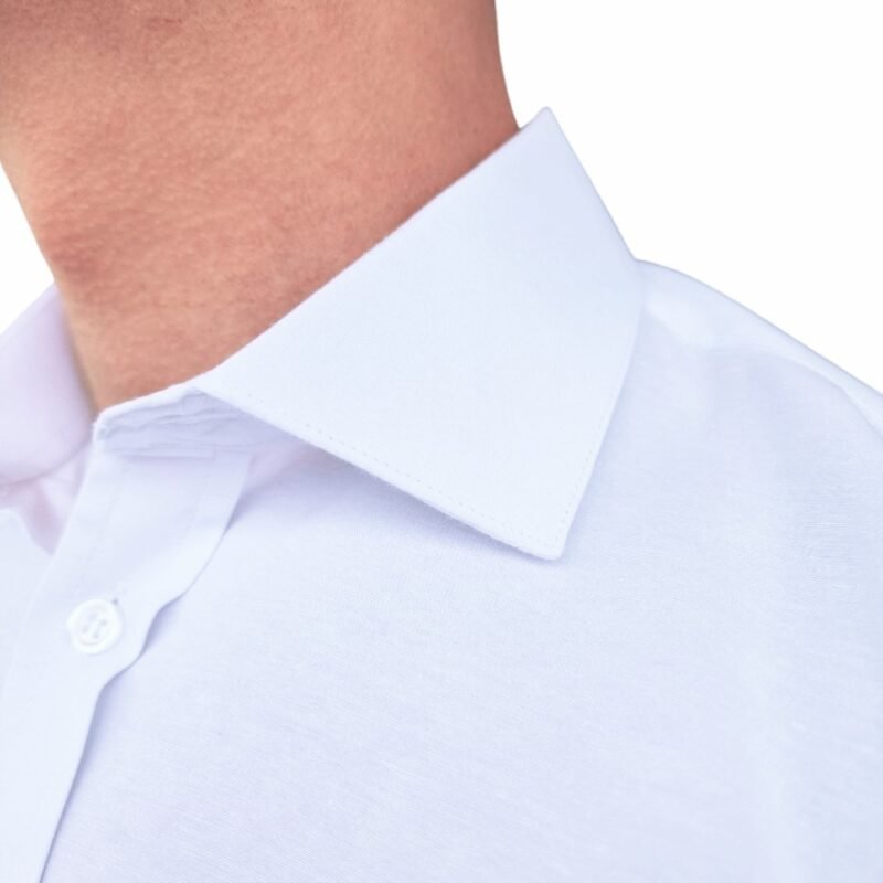 Close superior do colarinho da camisa branca lisa italiana semi slim mostrando o acabamento do tecido.