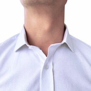 Close no colarinho da camisa branca lisa italiana semi slim no corpo, destacando a estrutura da gola.
